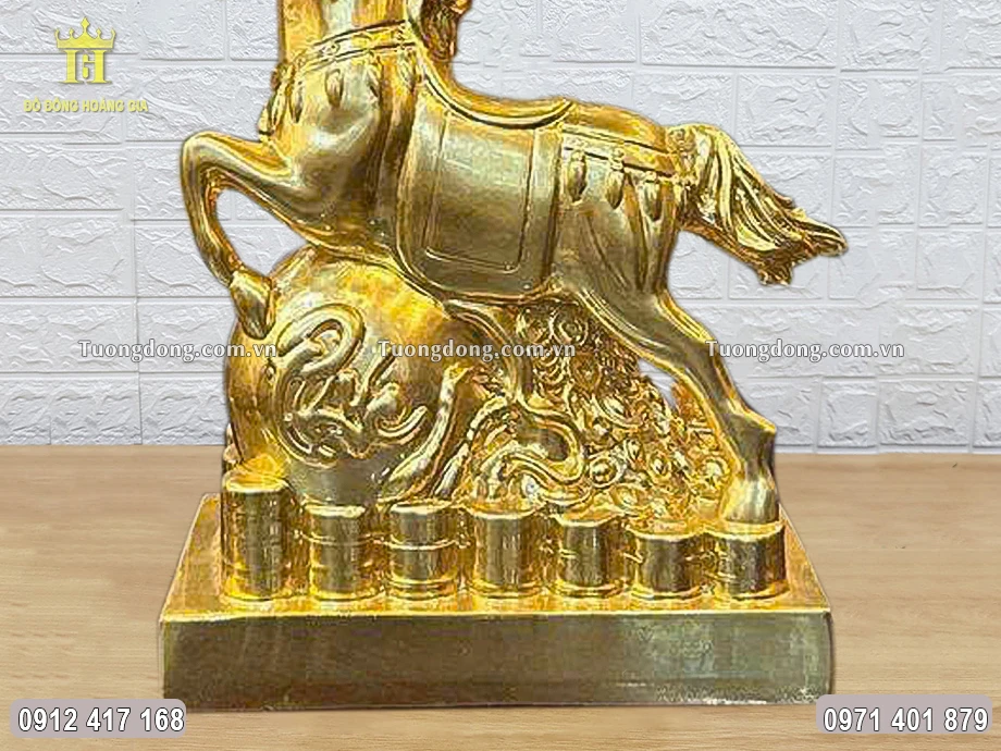 Từng họa tiết hoa văn được chạm khắc sắc nét